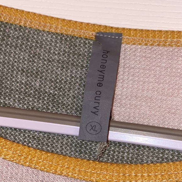 ✨$5!✨ Honeyme Wide Striped Top - Picture 3 of 10